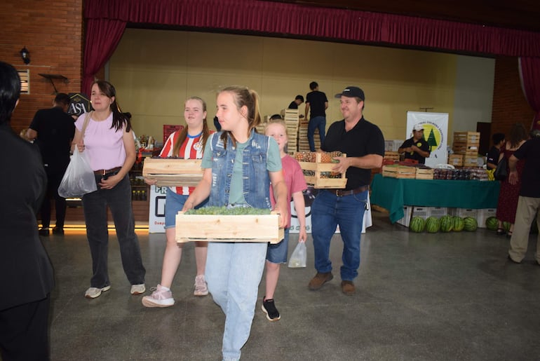 En familia, visitantes llegaron a la Expo Frutas para llevar frutas para el tradicional clericó.