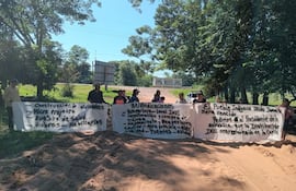 El grupo de familias de la comunidad Buena Vista exhibe sus pancartas donde mencionan las necesidades de los diferentes asentamientos.
