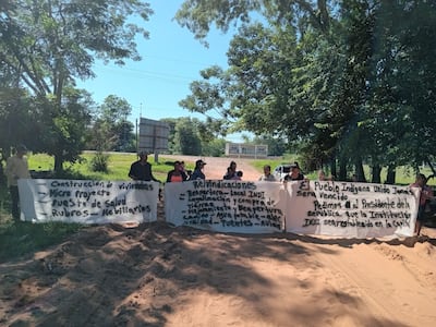 El grupo de familias de la comunidad Buena Vista exhibe sus pancartas donde mencionan las necesidades de los diferentes asentamientos.