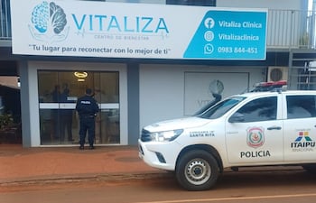 El consultorio fue allanado por una comitiva fiscal-policial.