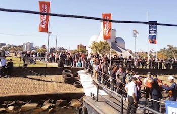 Multitud de personas en el puerto de Encarnación, disfrutando de una jornada soleada y visitando el Buque Escuela C1 'Cañonero Paraguay'.