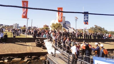 Multitud de personas en el puerto de Encarnación, disfrutando de una jornada soleada y visitando el Buque Escuela C1 'Cañonero Paraguay'.