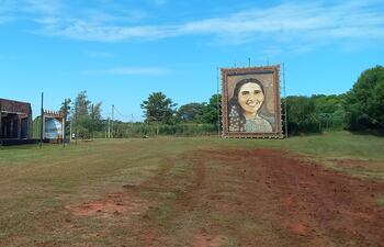 Los escenarios donde será la puesta escénica de los cuadros vivientes y fragmento del retablo de rosarios con la imagen de Chiquitunga.