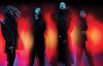 Korn en el escenario, con miembros vestidos de forma casual, luces brillantes y un ambiente energético previo al show.