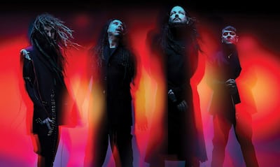 Korn en el escenario, con miembros vestidos de forma casual, luces brillantes y un ambiente energético previo al show.