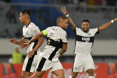 Richard Ortiz (d), futbolista de Olimpia, celebra un gol en el partido frente a San Antonio Bulo Bulo por la primera fecha del Grupo H de la Copa Libertadores 2025 en el estadio Félix Capriles, en Cochabamba, Bolivia.