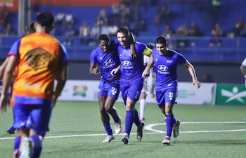 El delantero de Independiente de Campo Grande, Sergio Daniel Dietze celebra el tanto ganador en medio de Dramane Diarra y Víctor Gustavo Rivarola.