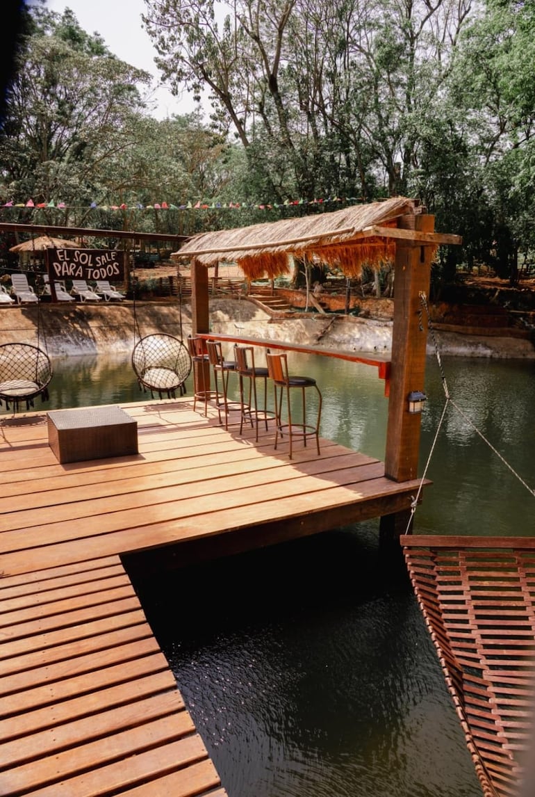 Área de esparcimiento, en contacto con el lago Tupí.