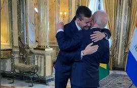 El presidente de la República, Santiago Peña abraza al mandatario brasileño, Luiz Inacio Lula da Silva.