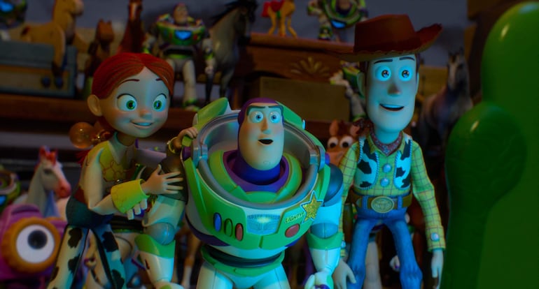Muñeca de Toy Story 5 en primer plano, con colores vibrantes en un fondo neutral.