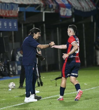 El entrenador de Cerro Porteño, Gustavo Costas felicita al mediocampista Jorge Morel, tras el tanto de apertura en el marcador.