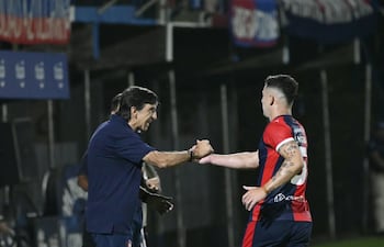 El entrenador de Cerro Porteño, Gustavo Costas felicita al mediocampista Jorge Morel, tras el tanto de apertura en el marcador.