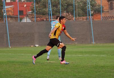 El portentoso atacante del Deportivo Santaní, Roland Ignacio Escobar Flores (23 años), festeja el tanto de apertura en el marcador. (Foto: APF)