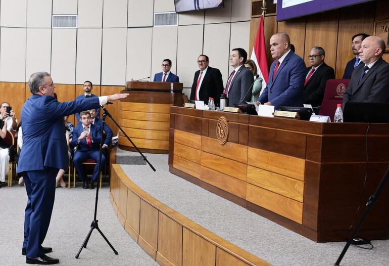 Juramento de Liseras en Senado es inconstitucional por incompatibilidad, afirma constitucionalista