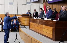 Juramento de Carlos Liseras ante el presidente del Senado, Basilio Bachi Núñez.
