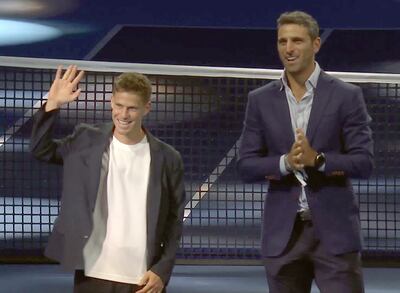 Diego Schwartzman saluda a los presentes durante el homenaje brindado por la ATP a los jugadores retirados en esta temporada 2025.