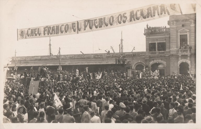 Recepcion del Cnel. Franco en el Puerto de Asunción a su regreso del exilio en la Primavera Democrática