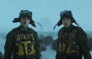 Robert Pattinson protagoniza "Mickey 17", la nueva película de Bong Joon-ho que ya está en los cines locales.