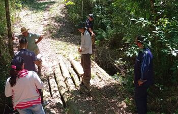 Momento de la verificación de la propiedad allanada, donde se constató que la plantación de soja está a metros de una escuela y un arroyo en Paso Yobái.