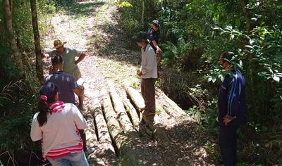 Momento de la verificación de la propiedad allanada, donde se constató que la plantación de soja está a metros de una escuela y un arroyo en Paso Yobái.