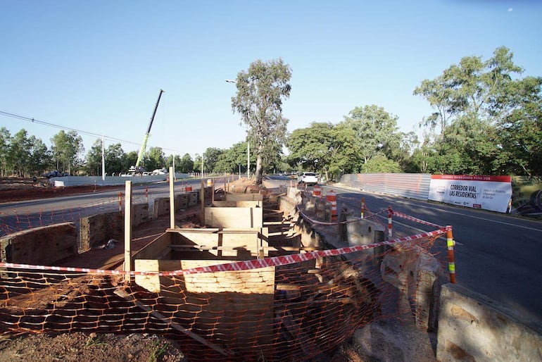 Obra en construcción con excavaciones y barricadas en la avenida Silvio Pettirossi, sin personas visibles.