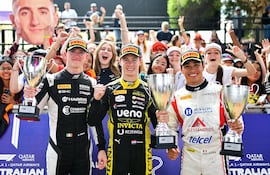 El paraguayo Joshua Duerksen (c), piloto de la escudería británica Invicta Racing, celebra la victoria en la carrera sprint de la primera fecha de la temporada 2026 de la Fórmula 2 de la FIA en el circuito de Albert Park, en Melbourne, Australia.