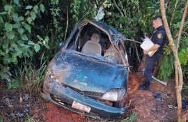 El automóvil involucrado en el accidente quedó destrozado.