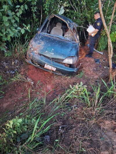 El automóvil involucrado en el accidente quedó destrozado.