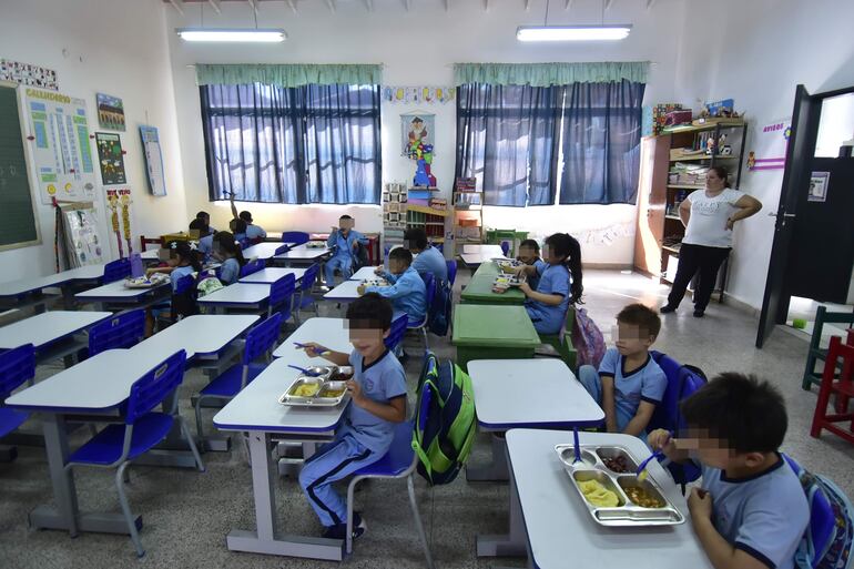 Almuerzo escolar en la sala de clase en la Escuela Básica República El Salvador, de Lambaré. En la institución no hay faltante de raciones, según indicaron.