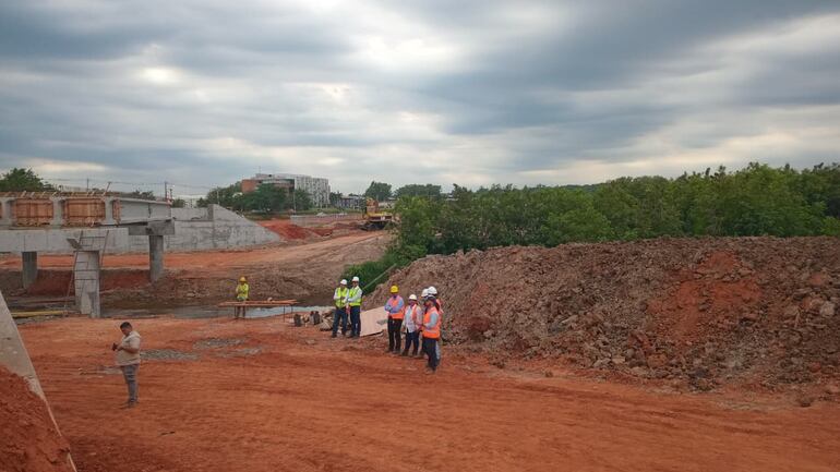Santiago Peña visita las obras de duplicación de la ruta D025, zona del aeropuerto internacional Silvio Pettirossi.