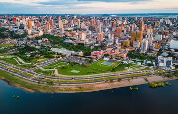 Vista aérea de la ciudad de Asunción, Paraguay.