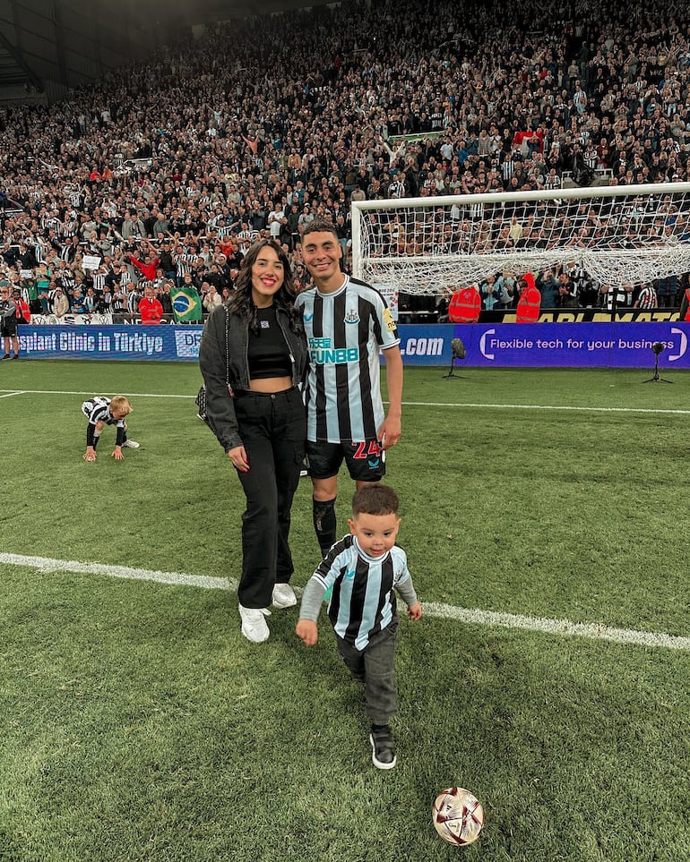 Miguel Almirón con su esposa Alexia Notto y su pequeño hijo Francesco, quien ya quiere seguir los pasos de papá. (Instagram/Alexia Notto)
