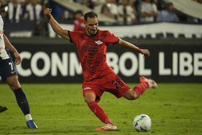 Marcelo Fernández (d), futbolista de Libertad, ejecuta un remate en el partido frente a Alianza Lima por la primera fecha del Grupo D de la Copa Libertadores 2025 en el estadio Alejandro Villanueva, en Lima, Perú.