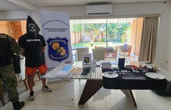 El supuesto microtraficante argentino Leonardo Miguel Silva Dico detenido en un dúplex de Luque con varias dosis de cocaína, tocos de marihuana y pastillas de éxtasis, durante el operativo de Antinarcóticos.