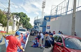 Hinchas desplegando su bandera en un control policial en inmediaciones del estadio la Nueva Olla, en el marco del partido disputado anoche entre Cerro Porteño y Palmeiras de Brasil por la Copa Liberadores de América.