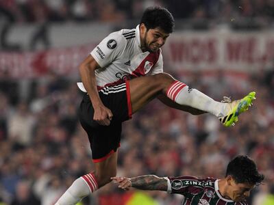 Robert Rojas (c), de River Plate, disputa un balón contra de Fluminense en un partido de la fase de grupos de la Copa Libertadores.