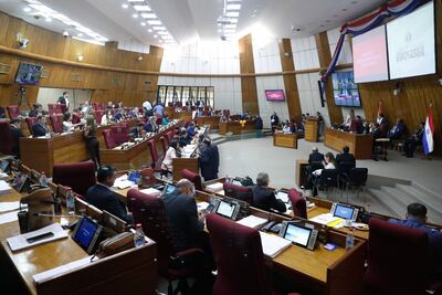 AME8201. ASUNCIÓN (PARAGUAY), 11/11/2025.- Fotografía general de la Cámara de Diputados del Congreso de Paraguay durante sesión extraordinaria este martes, en Asunción (Paraguay). La Cámara de Diputados de Paraguay aprobó el proyecto de ley del Presupuesto General de la Nación que establece un monto de 149,3 billones de guaraníes (unos 18.928 millones de dólares) para el 2026, un 12 % más con respecto al ejercicio actual, informó ese órgano legislativo. EFE/ Juan Pablo Pino