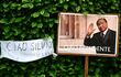 Un retrato de Silvio Berlusconi con la leyenda "adiós presidente", en las afuera de la Villa San Martino, residencia del magnate y ex primer ministro de Italia.