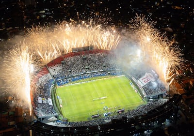 Recibimiento con fuegos artificiales de la afición de Olimpia al equipo en la previa de uno de sus partidos de la Copa Sudamericana de este año.