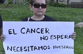 El cáncer no espera, dice un cartel de una paciente oncológica durante una manifestación frente al Hospital Central del IPS.