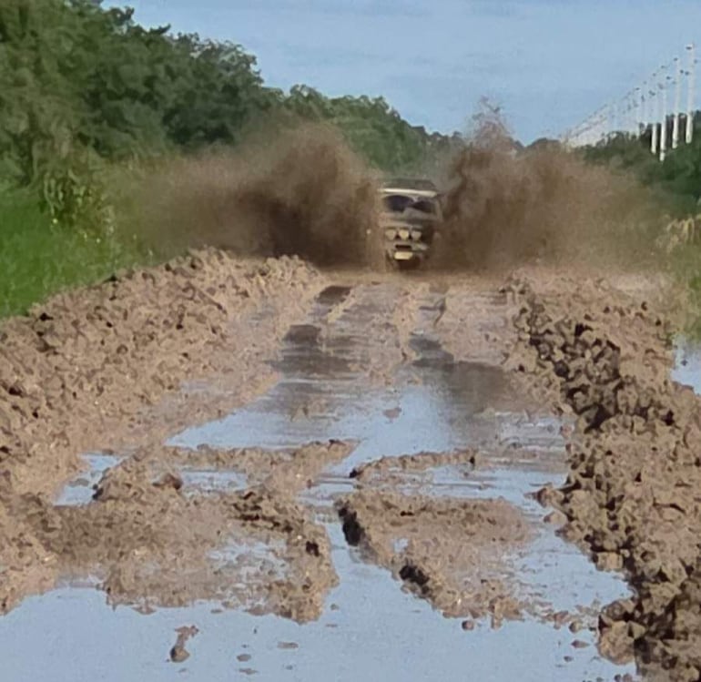 Odiseas en caminos destrozados del Alto Paraguay ante la falta de reparación