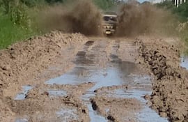 Vehículo todoterreno en busca de atravesar camino en la zona de Fuerte Olimpo