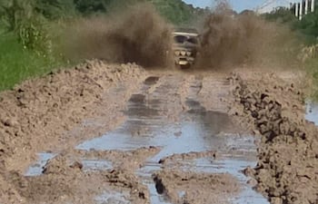 Vehículo todoterreno en busca de atravesar camino en la zona de Fuerte Olimpo