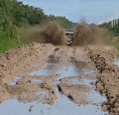 Vehículo todoterreno en busca de atravesar camino en la zona de Fuerte Olimpo