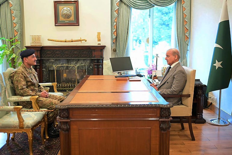 Las figuras claves de la mediación entre Estados Unidos e Irán:  el primer ministro Shehbaz Sharif (d) y el mariscal Syed Asim Munir (i).