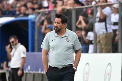 El entrenador de Olimpia, Pablo "Vitamina" Sánchez dando indicaciones en el duelo ante Sportivo Ameliano, disputado en la ciudad de Villeta.