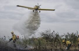 Brigadistas trabajan en la extinción de un incendio en el Pantanal (Brasil). El Pantanal, considerado el mayor humedal del mundo, sufre este año la peor escasez de agua en 70 años, alertó Jaime Verruck, secretario de Estado de Medio Ambiente de Mato Grosso do Sul, lugar que alberga este bioma.