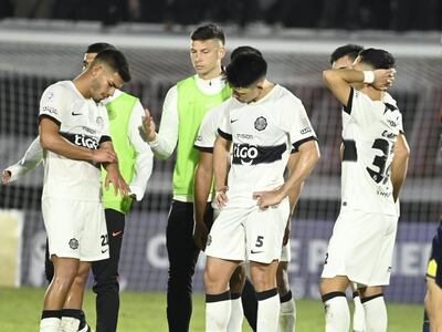 Los jugadores de Olimpia lamentan la derrota frente al Sportivo Trinidense por la fecha 20 del torneo Apertura 2024 del fútbol paraguayo en el estadio Defensores del Chaco, en Asunción.