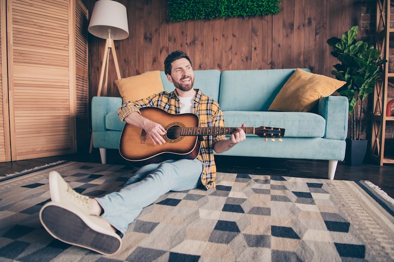 Persona sola y feliz en su casa.