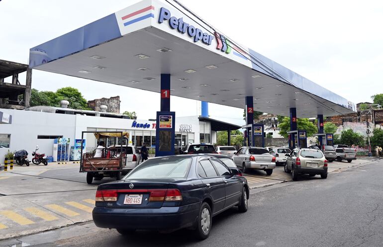 Filas de vehículos en Petropar